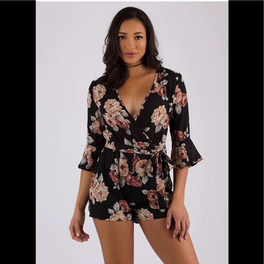 ✨LAST ONE✨Floral Bell Sleeve Romper♥️ - Picture 5 of 8